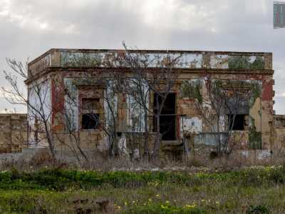 ...e anche una villa dall�aspetto antico ma ormai in rovina